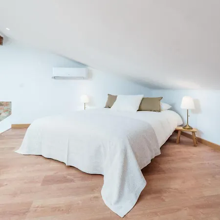 Unique Beautifully Restored Town House לואה