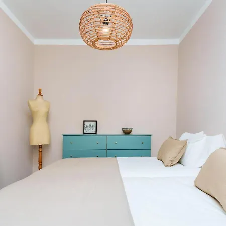 בית נופש Unique Beautifully Restored Town House *