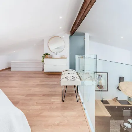 Unique Beautifully Restored Town House * לואה