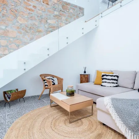 Unique Beautifully Restored Town House בית נופש