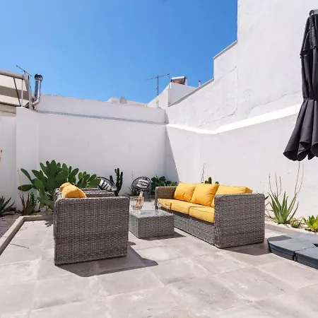 בית נופש Unique Beautifully Restored Town House *