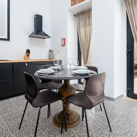 בית נופש Unique Beautifully Restored Town House *